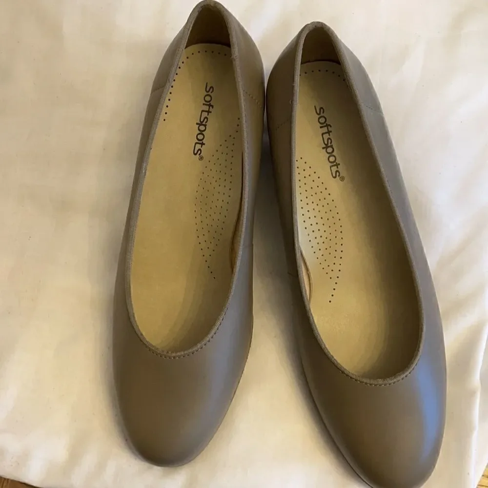 SOFTSPOTS LEATHER UPPER TAUPE SHOES.  NEW